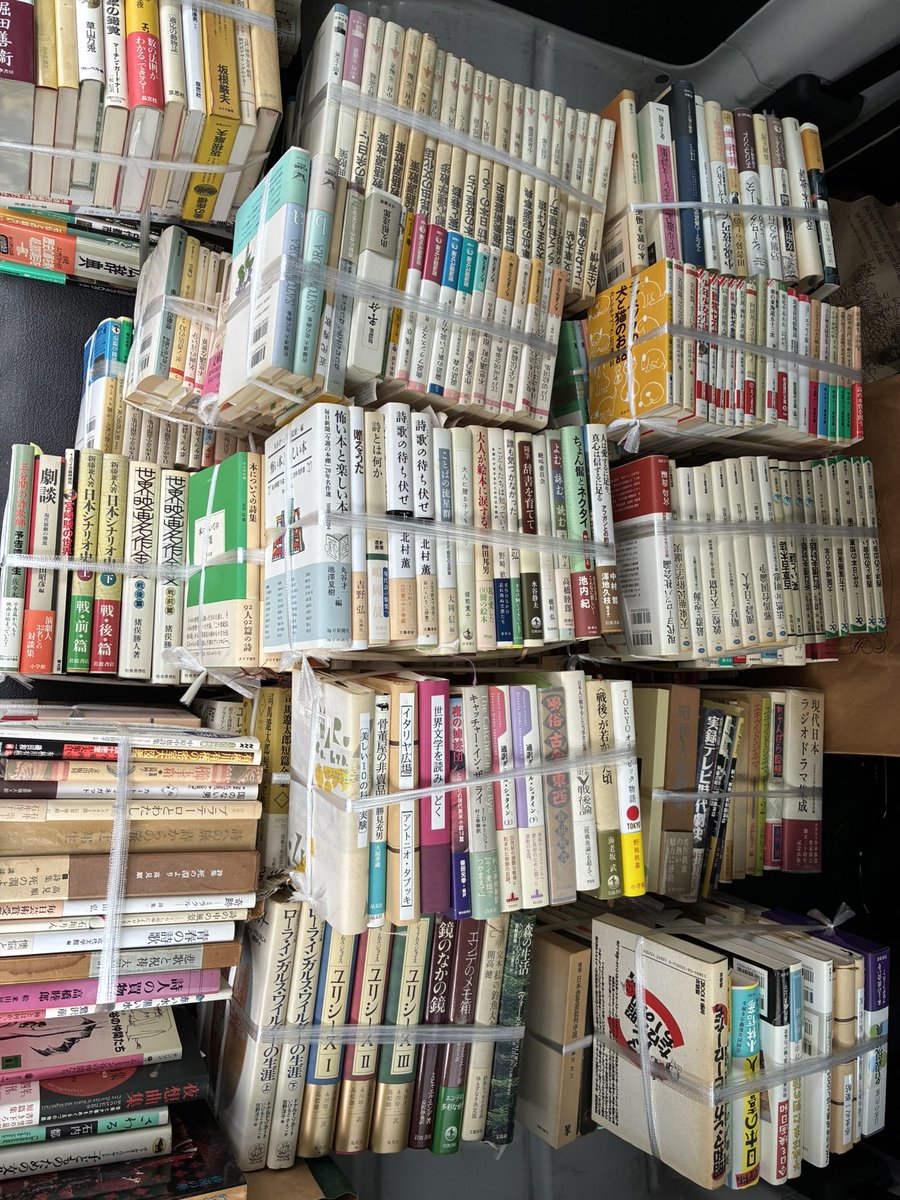 123kan1's tweet photo. 東郷町で出張買取。
今回で2回目の買取で映画、詩集、文学などを買い取らせていただきました。
今回で終了予定でしたが値段がつかないものがかなり多く残っており、ご高齢のお客様なので片付けも出来るだけお手伝いすることに💦
がんばります😅 https://t.co/umyV5f04dr