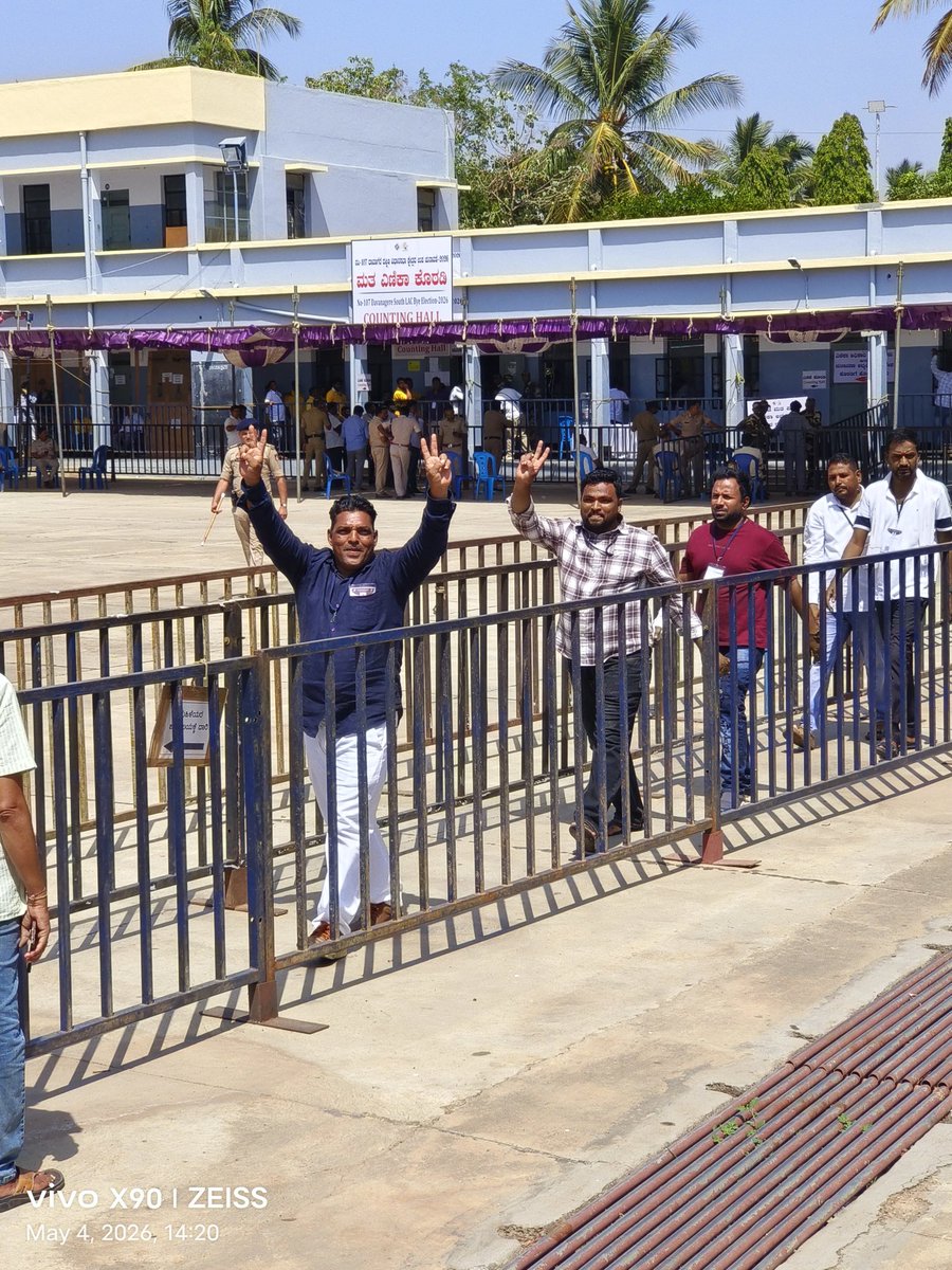 S27chandr1_TNIE's tweet image. #ResultsWithTNIE

Congress workers in a celebratory mode at the counting centre of #Davanagere South assembly elections.

@XpressBengaluru