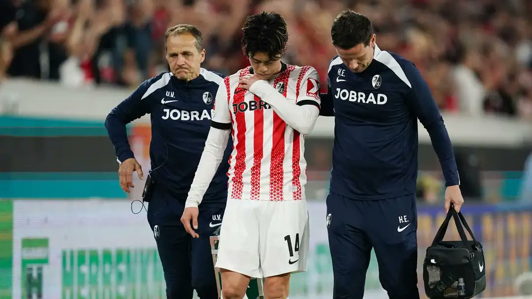 🇯🇵🚑 Yuito Suzuki suffered a shoulder injury during Freiburg's draw with  Wolfsburg. UEL semi-final second leg on Thursday and World Cup squad  announcement next week. Awful timing.