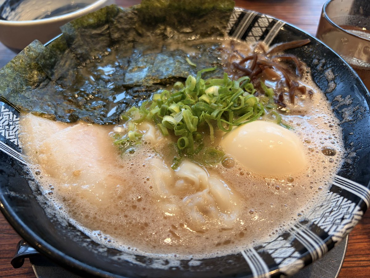 occhann_s's tweet photo. とんこつラーメン🐷🍜と鶏皮🐥⸒⸒ https://t.co/a69KyIP1Pf