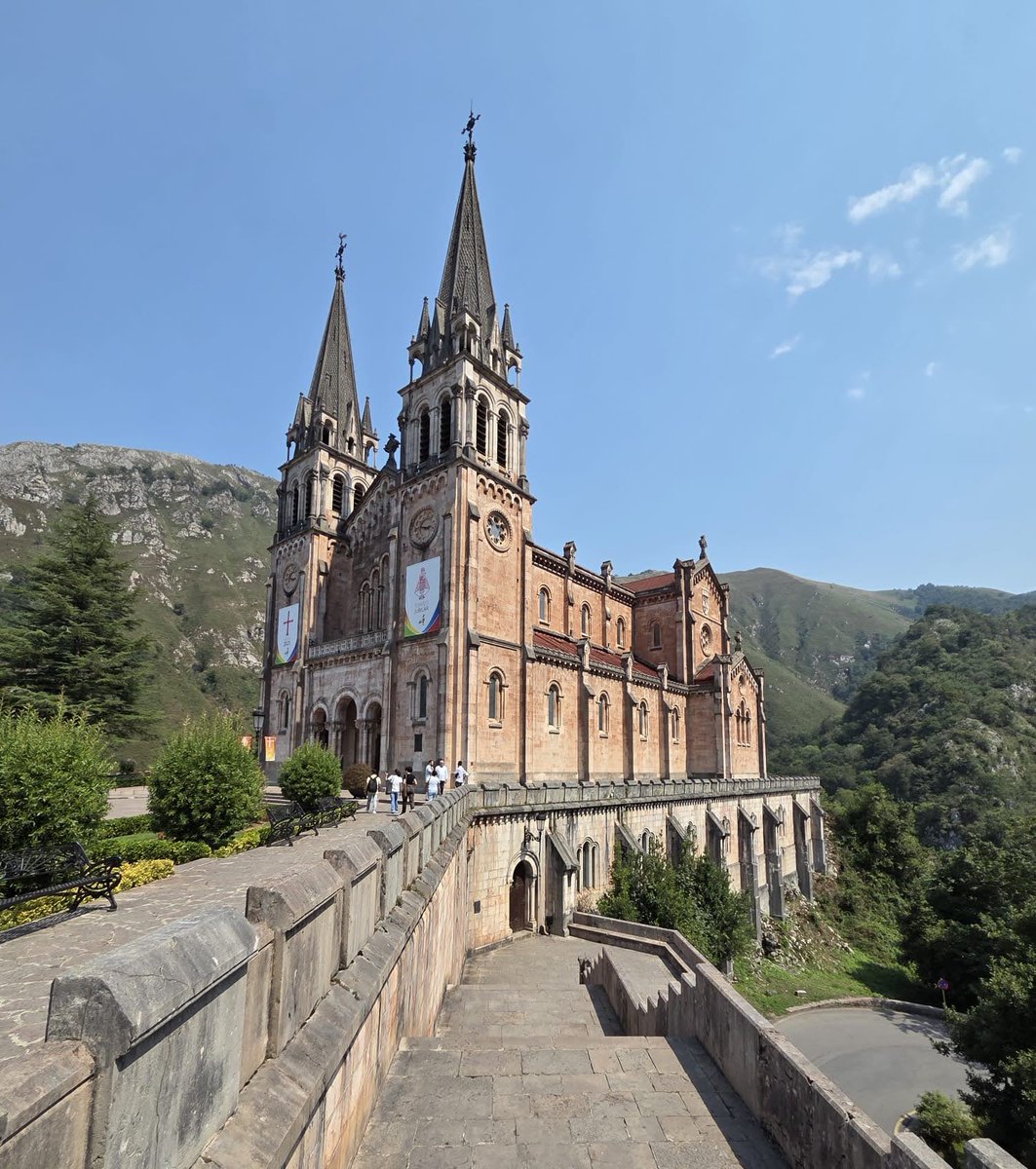 ORACIÓN DE LA MAÑANA
(Cf. Salmo 113)

Señor mío y Dios mío, en este nuevo amanecer elevamos el corazón hacia Ti, reconociendo que no es por nosotros, ni por nuestros méritos, sino por Tu Nombre santo que todo cobra sentido.

A Ti la gloria, a Ti la alabanza, a Ti toda honra,