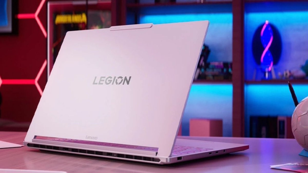 _selrahc_'s tweet image. Lenovoの新ゲーミングノート「Legion 7a Gen 11」。AMD Ryzen AI＋RTX 5060搭載、16インチ240Hz OLEDディスプレイで没入感抜群。AI冷却システムで長時間プレイも快適。約$1,960。 #Gaming #Lenovo