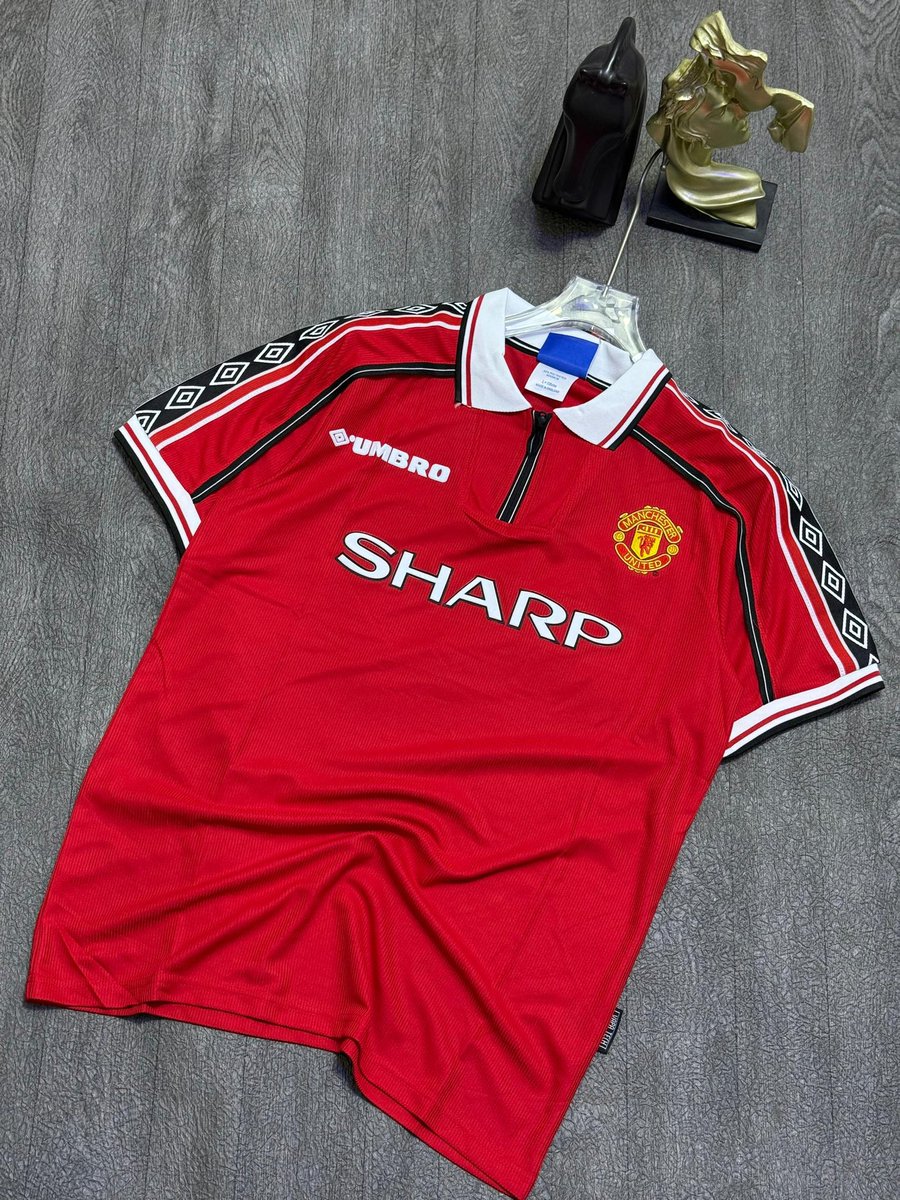 DIAMONDDGREAT's tweet photo. Manchester United, do you consider this retro fine or not ?

Help me retweet https://t.co/iHvqNvYUrI