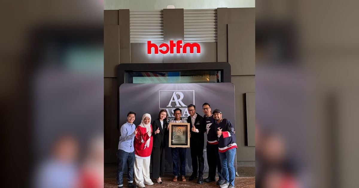 hmetromy's tweet image. #Rap Kempen yang berlangsung pada Ogos tahun lalu itu menyaksikan empat penyampai Hot FM iaitu Khairy Jamaluddin atau KJ, Fara Fauzana, AG dan Johan menyahut cabaran bersiaran secara langsung pada kedalaman 10 meter selama 90 minit di Pulau Bidong, Terengganu.