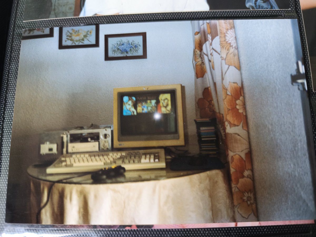 JoshCan15_'s tweet image. Hoy, viendo fotos en casa de mi madre me he encontrado con esta foto que hice cuando tenía unos 5 o 6 años.
Estaba obsesionado con street fighter 2 ,me encantaba, recuerdo que se instalaba usando 3 disquetes .
#StreetFighter #StreetFighter2 #Capcom #90s