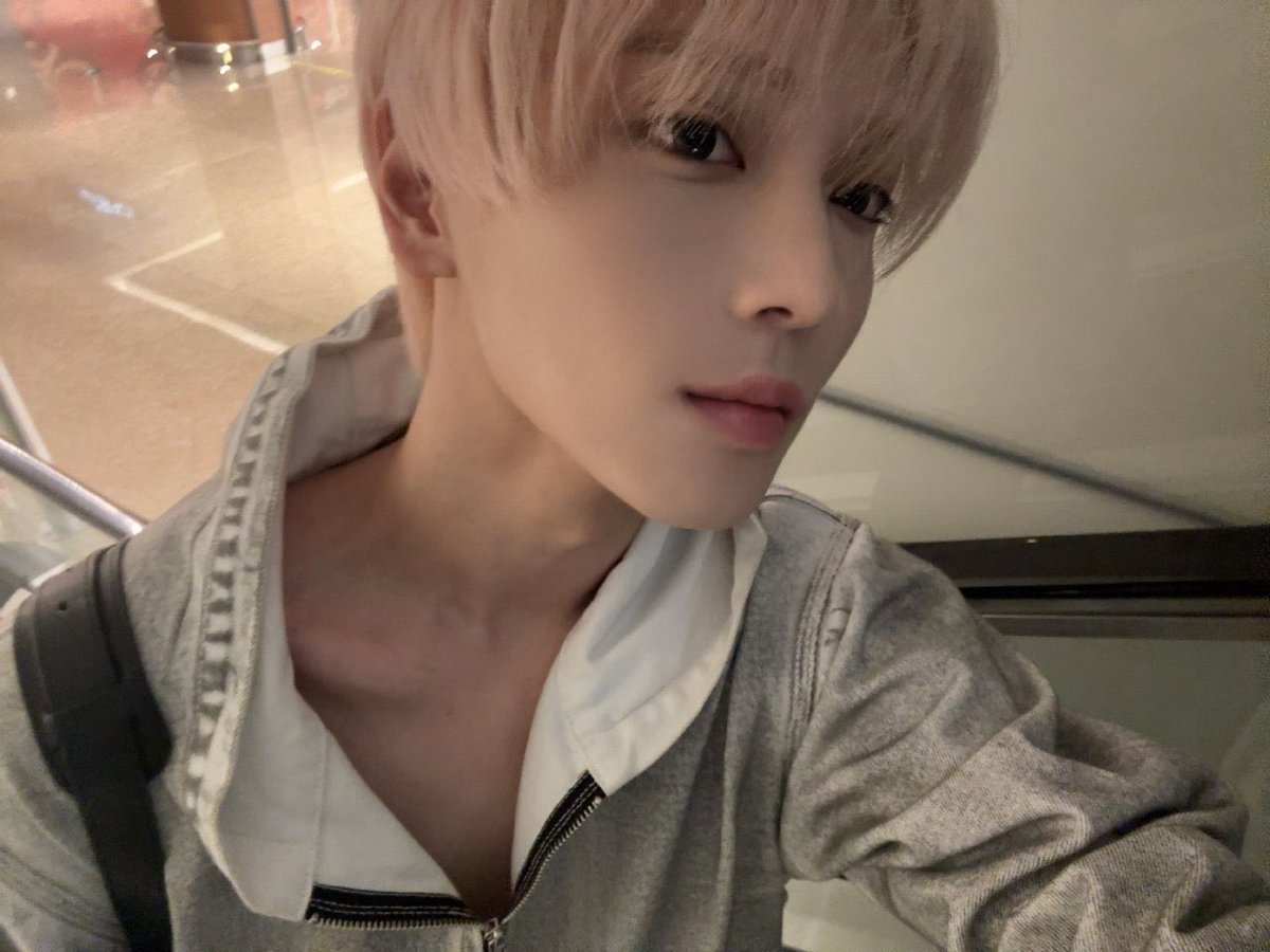 haneum and showing collarbone 🤤🤤