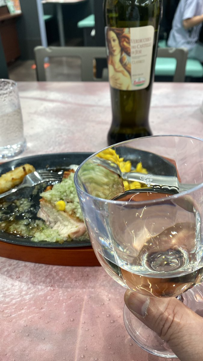 白ワインを買いにイオンに行ったらフードコートでゼりました。軽く飲んで残りは持って帰って予定どおり料理酒に
一石二鳥、二兎追うものは二兎得るのだ

ウマい、シェフを呼びたまえ〜！
#ベルデッキオ