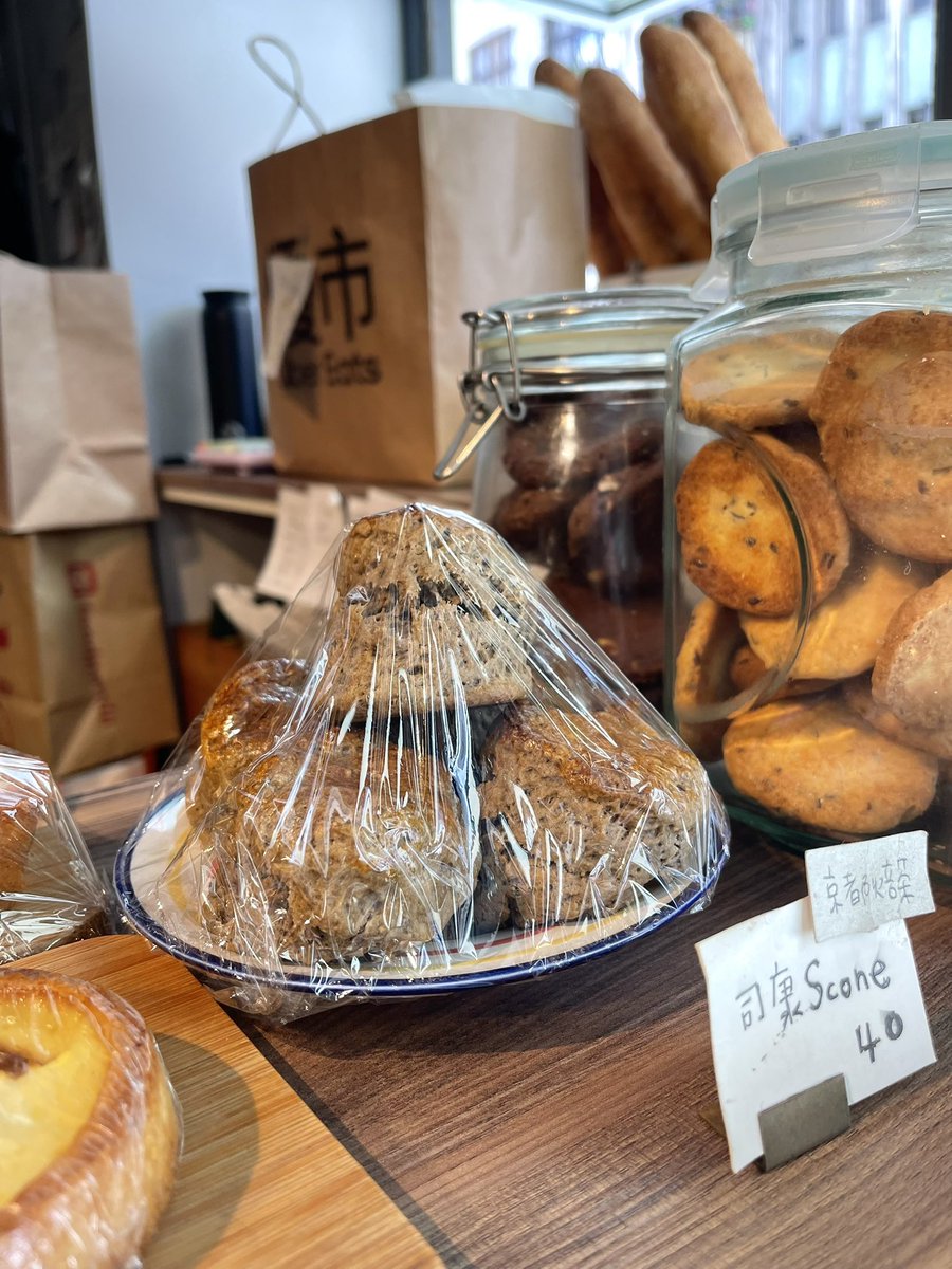 Lucile416408's tweet photo. 又是這家Rolling Eyes🍞

羅勒切達、鹽味奶油捲和芥茉子起司是這陣子的心頭好，吃上癮了 😋 https://t.co/QtjSEggZaU