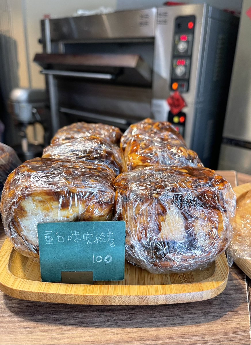 Lucile416408's tweet photo. 又是這家Rolling Eyes🍞

羅勒切達、鹽味奶油捲和芥茉子起司是這陣子的心頭好，吃上癮了 😋 https://t.co/QtjSEggZaU