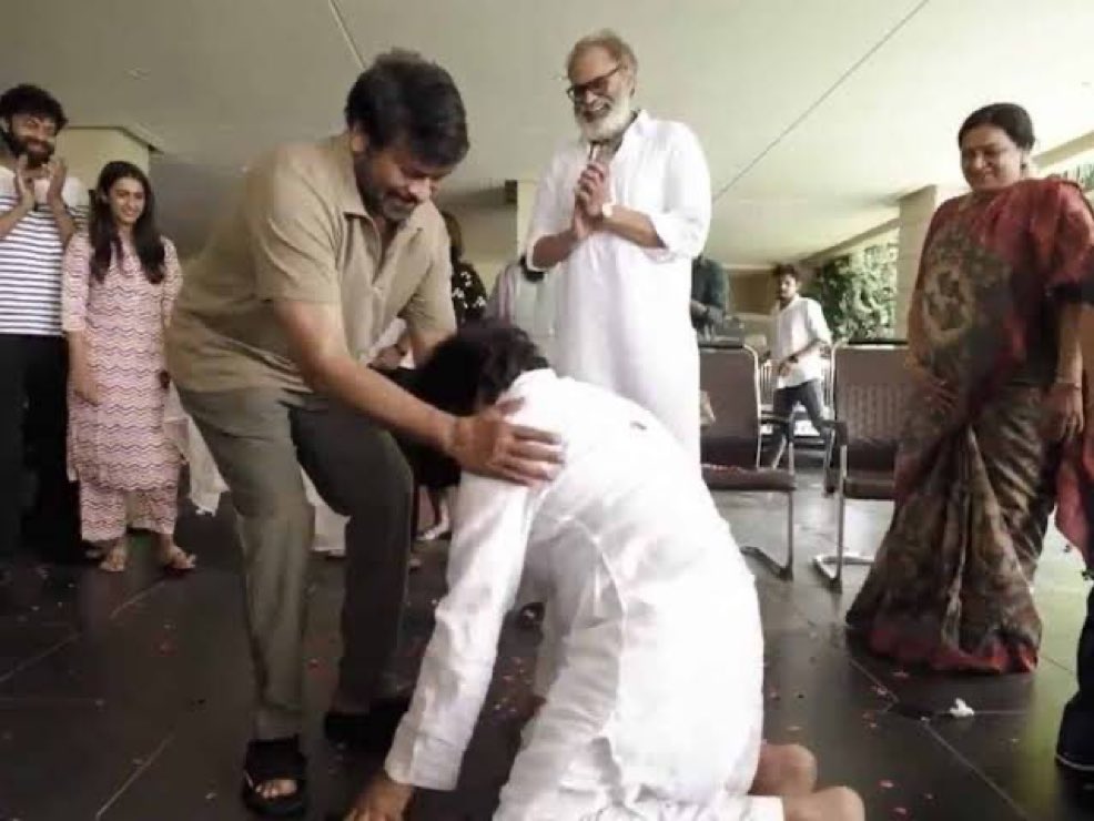 ausmaverick29's tweet photo. బొక్కలో పొత్తులో గెలిస్తేనే ఏదో ప్రపంచాన్ని జయించిన వీరుడు లాగా షో దొబ్బారు ఫ్యామిలీ మొత్తం. ఈ లెక్కన విజయ్ కుటుంబం ఇంకెంత షో చెయ్యాలిరా జెండా కూలీస్. ఇందుకే అతి చేయకుండ భూమి మీద ఉండాలి అనేది. https://t.co/a5EAnVpgkQ