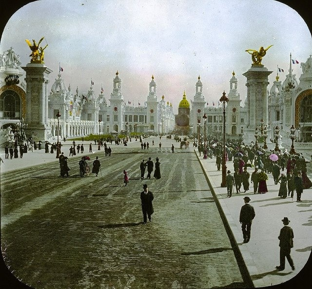 SpireDomePillar's tweet photo. A couple shots from the 1900s Paris Exhibition. Double decker tramways with no power cable. How do you think these were powered? https://t.co/ncvlDqeOen