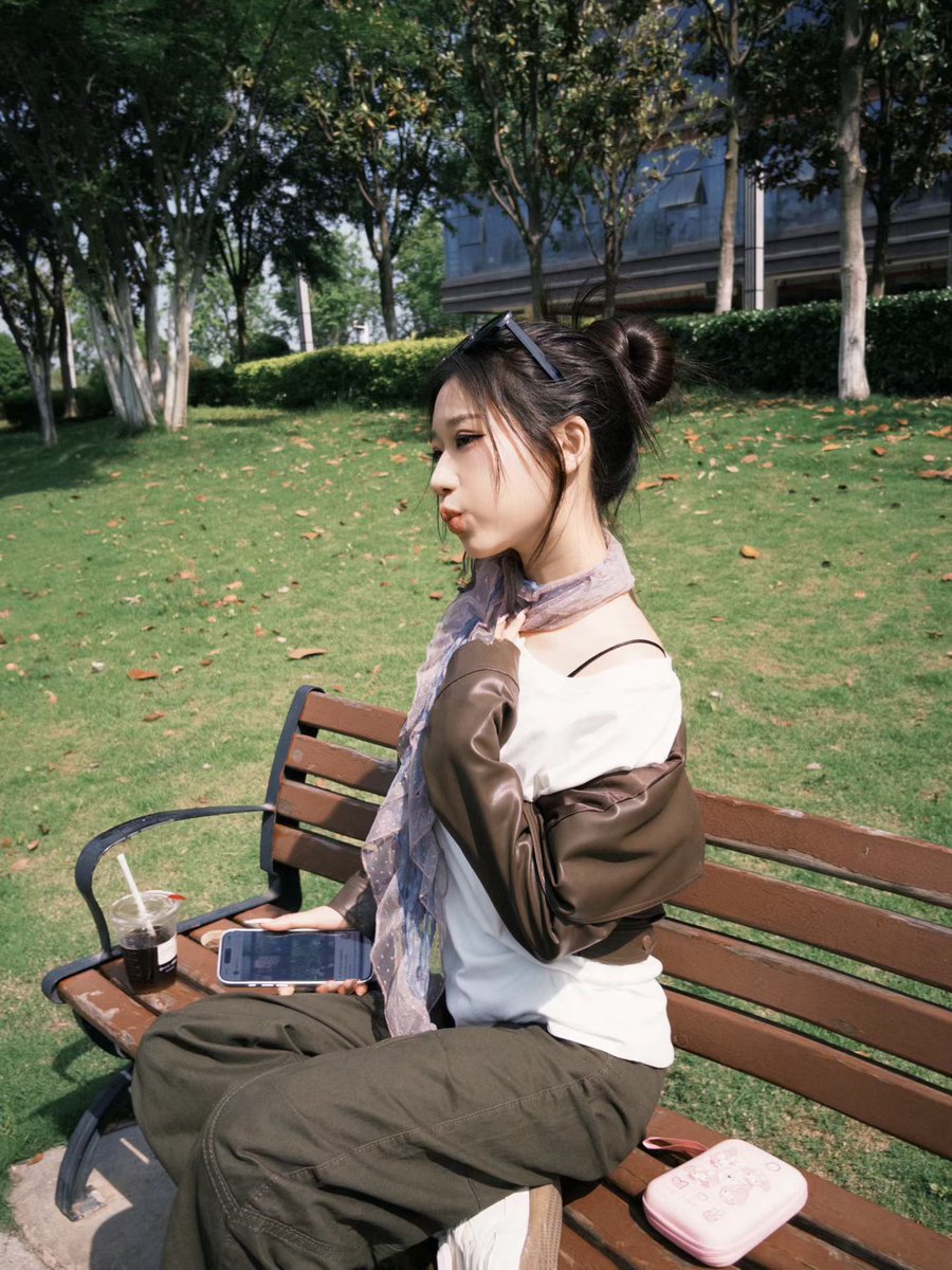 ooohdoubleT's tweet photo. 幸福的另一个名字叫
普普通通的有你在的一天🫧
#小狗日记 #女大 #女大学生  #穿搭 #反差 https://t.co/cn5eRc0EJt