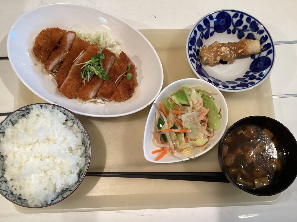 flippercafe1983's tweet photo. 今日のメニューはソースカツ丼です！
今日は風が強かったですね🌪️
一昨日の地震は大丈夫でしたか？？🫨

#日本福祉大学
#アスリートフード
#スポーツ栄養
#スポーツ食堂
#フリッパーカフェ
#美浜町運動公園
#美浜町合宿 https://t.co/gJCUwmeRun