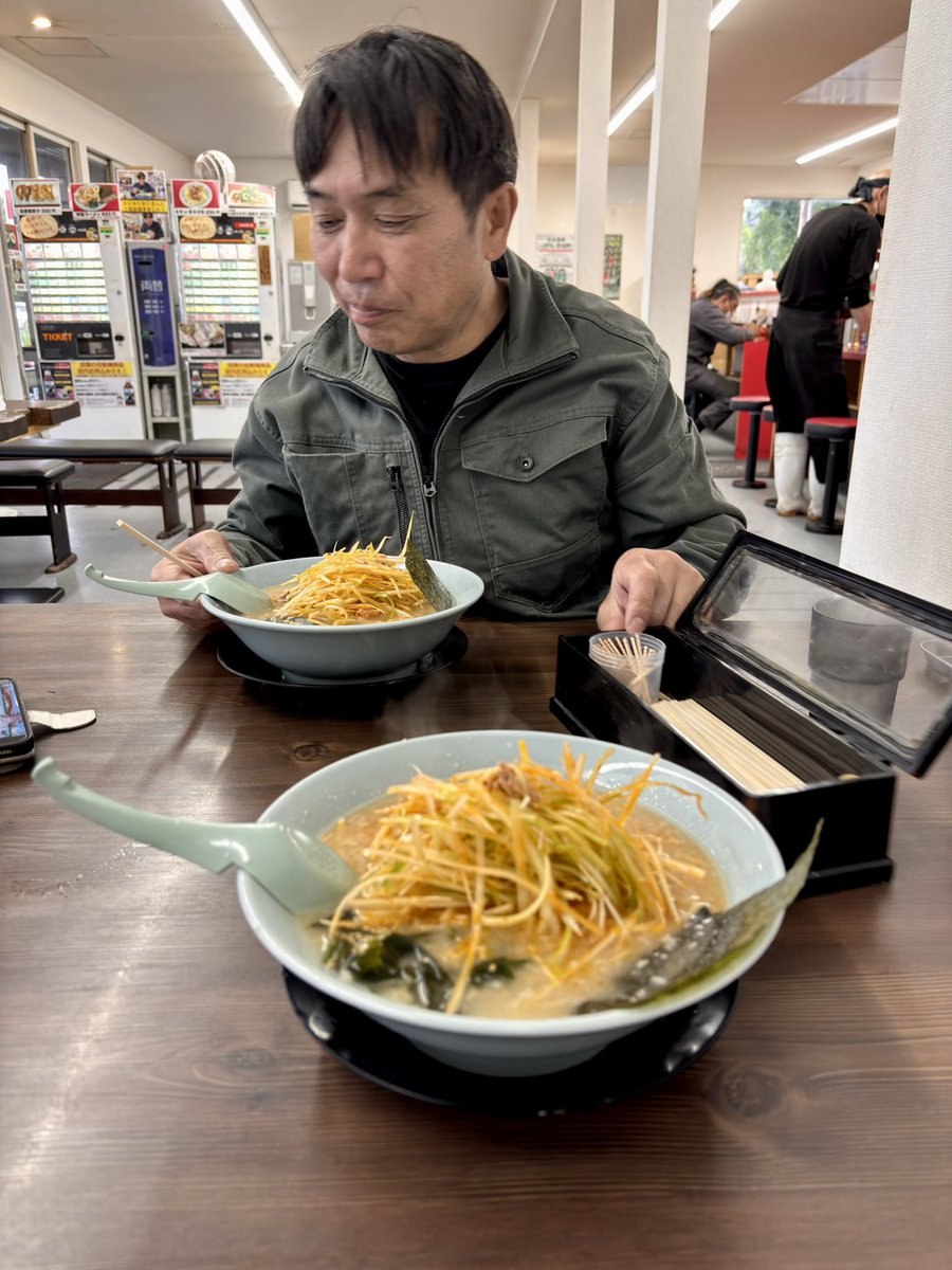Bee_15527's tweet photo. 突然やってきたにゃんたニキ!
草刈り機の修理を手伝わせて、ラーメンショップ•マルカでお昼ご飯。

久々の大声量に参った…早ぅ帰れ🏍️ https://t.co/8QSG7HpODk