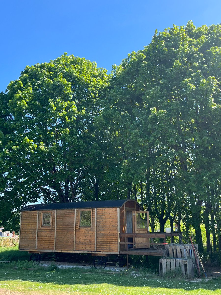 fontevraud's tweet photo. Les beaux jours s’installent… et les premières récoltes aussi ! ☀️

Thierry et Nicolas continuent de prendre soin de leurs cultures pour vous proposer des produits toujours plus frais, locaux et de saison 🌱 https://t.co/L0HXh4KOyQ