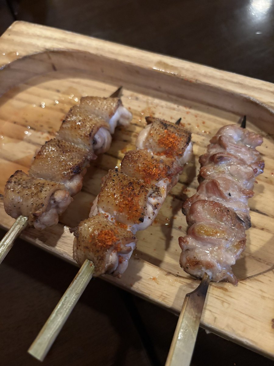 f__tdys's tweet photo. 今日の夕食は自由が丘に店舗を構える
焼鳥（歩ム）さんに再訪問です。
いや〜何度来ても美味い😋
兎に角美味いです。😋
今夜は
・せせり
・自家製つくね黄身付き
・食道
・つなぎ
・あか
・その他色々
〆に初鶏雑炊を注文です。
これがまためっちゃ美味い😋😋😋✨
再びリピート確定です。 https://t.co/9QeMhphC5w