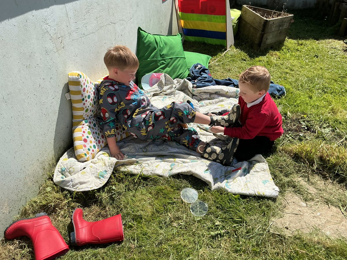 Penclawdd's tweet photo. “I can help you! Let me help you!”  Kindness, collaboration and being there for each other is always at the heart of what we do. #PencHUM #PencHCI https://t.co/xfR0cXrKT1