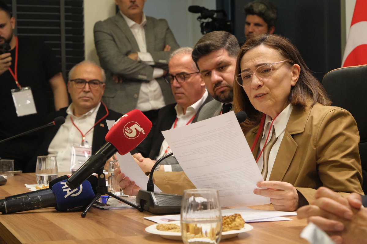 daimfed's tweet photo. Doğu Akdeniz İnşaat Müteahhit Birlikleri Federasyonu (DAİMFED) Genel Başkanı Mustafa Karslıoğlu, Olağan Genel Kurul’da oyların tamamını alarak yeniden başkan seçildi. ✅

DAİMFED’in 2. Olağan Genel Kurulu, Genel Merkez İdari Bina Toplantı Salonu’nda gerçekleştirildi. Saygı duruşu ve İstiklal Marşı’nın okunmasıyla başlayan kurulda; Divan Başkanlığına 64. Hükümet Çevre, Şehircilik ve İklim Değişikliği Bakanı Fatma Güldemet Sarı, katip üyeliklerine ise DAİMFED İstanbul Şube Başkanı Tarkan Tüzmen ve DAİMFED Malatya Şube Başkanı Kadircan Esen seçildi. 

Genel kurulda oyların tamamını alan Genel Başkan Mustafa Karslıoğlu, yeniden başkan seçilerek güven tazeledi. 
Adana Genel Merkez başta olmak üzere; Malatya, İstanbul, Ankara, Kahramanmaraş, Mersin, Antalya, Gaziantep, Osmaniye, KKTC, Suriye Arap Cumhuriyeti ve Nahçıvan/Azerbaycan şubelerinden 5’er delegenin katılımıyla toplam 70 delegenin oylarıyla tüm organlar belirlendi. 🗳️

Karslıoğlu: “Kalıcı çözümler üretmeye devam edeceğiz” 🏗️

DAİMFED Genel Başkanı Mustafa Karslıoğlu, yaptığı açıklamada şu ifadelere yer verdi:
“Müteahhitlik sektörünün sorunlarına vakıfız. Bu sorunların çözümü noktasında kararlılıkla ve daha yoğun bir şekilde çalışacağız. İlgili bakanlıkları harekete geçirerek; imar, ruhsat, yerinde dönüşüm ve kentsel dönüşüm konularında hızlı ve etkin adımlar atacağız. Birlik ve beraberlik içerisinde, sektör paydaşlarımızla güç birliği yaparak kalıcı çözümler üretmeye devam edeceğiz.” ⚙️

DAİMFED, konfederasyon yolunda hızla ilerliyor 

DAİMFED’in Türkiye İnşaat Müteahhitler Konfederasyonu (TİMKON) olma yolunda ilerlediğini belirten Karslıoğlu,
“Konfederasyonlaşma hedefi doğrultusunda çalışmalarımızı kararlılıkla sürdürüyoruz. Sektördeki birlikteliği güçlendirecek adımlar atarak daha kapsayıcı ve güçlü bir yapı oluşturmayı amaçlıyoruz. Hedefimiz; müteahhitlik sektörünü ulusal ölçekte daha etkin temsil eden bir konfederasyon yapısına ulaşmaktır.” dedi.

Fatma Güldemet Sarı: “İstişareler güçlenecek” 🤝

Divan Başkanı Fatma Güldemet Sarı ise konuşmasında,
“Federasyonumuz genel merkezinin Adana olması bizleri gururlandırmaktadır. Yeni yönetim kuruluyla birlikte ilgili bakanlıklarla istişareler daha da güçlendirilerek sektörün sorunları ��özülmeye devam edecektir.” ifadelerini kullandı.

⸻

DAİMFED Yeni Yönetim Kurulu 🧾

Yönetim Kurulu Asil Üyeler:
Mustafa Karslıoğlu
Fatma Güldemet Sarı
Halil Avcı
Sayım Azmaz
Enes Yılmaz
Tarkan Tüzmen
Mehmet Faruk Bozkurt
Yavuz Yılmaz
Barış Yıldırım
Aytaç Özelköse
Mustafa Fidan Vursavuş
Özkan Emirsoylu
Timuçin Güvercin
Kadir Karataş
Yekta Murat Çakıroğlu
Engin Hazar
Özkan Kalo
Kemal Bekaroğlu
Murat Yalçın Şeker
Seyfettin Can
Özcan Güngör
Dalkın Öztorun
Melih Selçuk Ataş
İlker Cem Güvel
Barış Filiz
Kadircan Esen
Tamer Gülcan
Nadir Vurankaya
Necmettin Kolca
Ersin Engin
Mustafa Kara
Rıfat Berktaş
Ahmet Suyani

Denetim Kurulu Asil Üyeler:
Muammer Seyfi Günay
Sibel Özçelik
Ali Argun Elbistan

@hasansuvertr 
@omerbulut__ 
@burakdemiralptr 
@ktbenimsehrim 
@ahpehlivan53 
@ValiFidan 
@icisleriSTi 
@AvcHalilavci 
@yavuzyilmaaz01 
@sayimazmaz 
@kadircanesen 
@TARKAN_TUZMEN