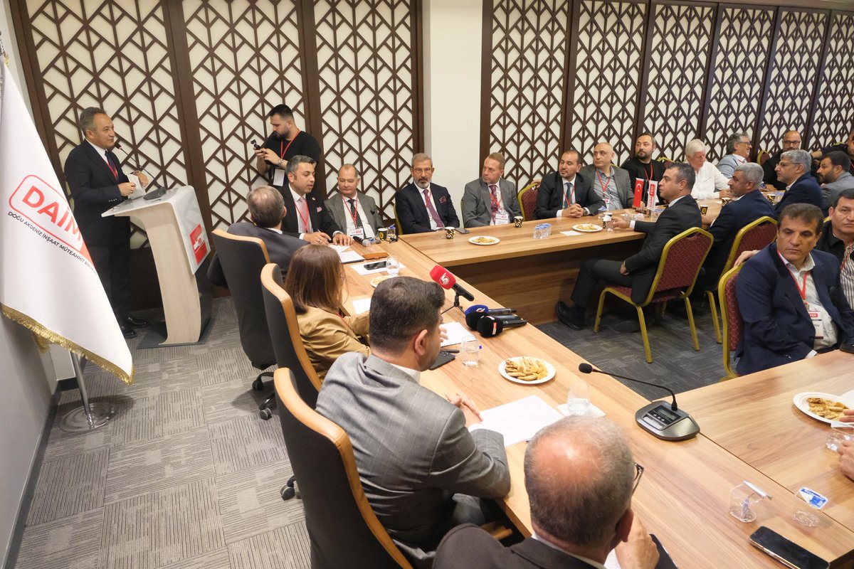 daimfed's tweet photo. Doğu Akdeniz İnşaat Müteahhit Birlikleri Federasyonu (DAİMFED) Genel Başkanı Mustafa Karslıoğlu, Olağan Genel Kurul’da oyların tamamını alarak yeniden başkan seçildi. ✅

DAİMFED’in 2. Olağan Genel Kurulu, Genel Merkez İdari Bina Toplantı Salonu’nda gerçekleştirildi. Saygı duruşu ve İstiklal Marşı’nın okunmasıyla başlayan kurulda; Divan Başkanlığına 64. Hükümet Çevre, Şehircilik ve İklim Değişikliği Bakanı Fatma Güldemet Sarı, katip üyeliklerine ise DAİMFED İstanbul Şube Başkanı Tarkan Tüzmen ve DAİMFED Malatya Şube Başkanı Kadircan Esen seçildi. 

Genel kurulda oyların tamamını alan Genel Başkan Mustafa Karslıoğlu, yeniden başkan seçilerek güven tazeledi. 
Adana Genel Merkez başta olmak üzere; Malatya, İstanbul, Ankara, Kahramanmaraş, Mersin, Antalya, Gaziantep, Osmaniye, KKTC, Suriye Arap Cumhuriyeti ve Nahçıvan/Azerbaycan şubelerinden 5’er delegenin katılımıyla toplam 70 delegenin oylarıyla tüm organlar belirlendi. 🗳️

Karslıoğlu: “Kalıcı çözümler üretmeye devam edeceğiz” 🏗️

DAİMFED Genel Başkanı Mustafa Karslıoğlu, yaptığı açıklamada şu ifadelere yer verdi:
“Müteahhitlik sektörünün sorunlarına vakıfız. Bu sorunların çözümü noktasında kararlılıkla ve daha yoğun bir şekilde çalışacağız. İlgili bakanlıkları harekete geçirerek; imar, ruhsat, yerinde dönüşüm ve kentsel dönüşüm konularında hızlı ve etkin adımlar atacağız. Birlik ve beraberlik içerisinde, sektör paydaşlarımızla güç birliği yaparak kalıcı çözümler üretmeye devam edeceğiz.” ⚙️

DAİMFED, konfederasyon yolunda hızla ilerliyor 

DAİMFED’in Türkiye İnşaat Müteahhitler Konfederasyonu (TİMKON) olma yolunda ilerlediğini belirten Karslıoğlu,
“Konfederasyonlaşma hedefi doğrultusunda çalışmalarımızı kararlılıkla sürdürüyoruz. Sektördeki birlikteliği güçlendirecek adımlar atarak daha kapsayıcı ve güçlü bir yapı oluşturmayı amaçlıyoruz. Hedefimiz; müteahhitlik sektörünü ulusal ölçekte daha etkin temsil eden bir konfederasyon yapısına ulaşmaktır.” dedi.

Fatma Güldemet Sarı: “İstişareler güçlenecek” 🤝

Divan Başkanı Fatma Güldemet Sarı ise konuşmasında,
“Federasyonumuz genel merkezinin Adana olması bizleri gururlandırmaktadır. Yeni yönetim kuruluyla birlikte ilgili bakanlıklarla istişareler daha da güçlendirilerek sektörün sorunları ��özülmeye devam edecektir.” ifadelerini kullandı.

⸻

DAİMFED Yeni Yönetim Kurulu 🧾

Yönetim Kurulu Asil Üyeler:
Mustafa Karslıoğlu
Fatma Güldemet Sarı
Halil Avcı
Sayım Azmaz
Enes Yılmaz
Tarkan Tüzmen
Mehmet Faruk Bozkurt
Yavuz Yılmaz
Barış Yıldırım
Aytaç Özelköse
Mustafa Fidan Vursavuş
Özkan Emirsoylu
Timuçin Güvercin
Kadir Karataş
Yekta Murat Çakıroğlu
Engin Hazar
Özkan Kalo
Kemal Bekaroğlu
Murat Yalçın Şeker
Seyfettin Can
Özcan Güngör
Dalkın Öztorun
Melih Selçuk Ataş
İlker Cem Güvel
Barış Filiz
Kadircan Esen
Tamer Gülcan
Nadir Vurankaya
Necmettin Kolca
Ersin Engin
Mustafa Kara
Rıfat Berktaş
Ahmet Suyani

Denetim Kurulu Asil Üyeler:
Muammer Seyfi Günay
Sibel Özçelik
Ali Argun Elbistan

@hasansuvertr 
@omerbulut__ 
@burakdemiralptr 
@ktbenimsehrim 
@ahpehlivan53 
@ValiFidan 
@icisleriSTi 
@AvcHalilavci 
@yavuzyilmaaz01 
@sayimazmaz 
@kadircanesen 
@TARKAN_TUZMEN