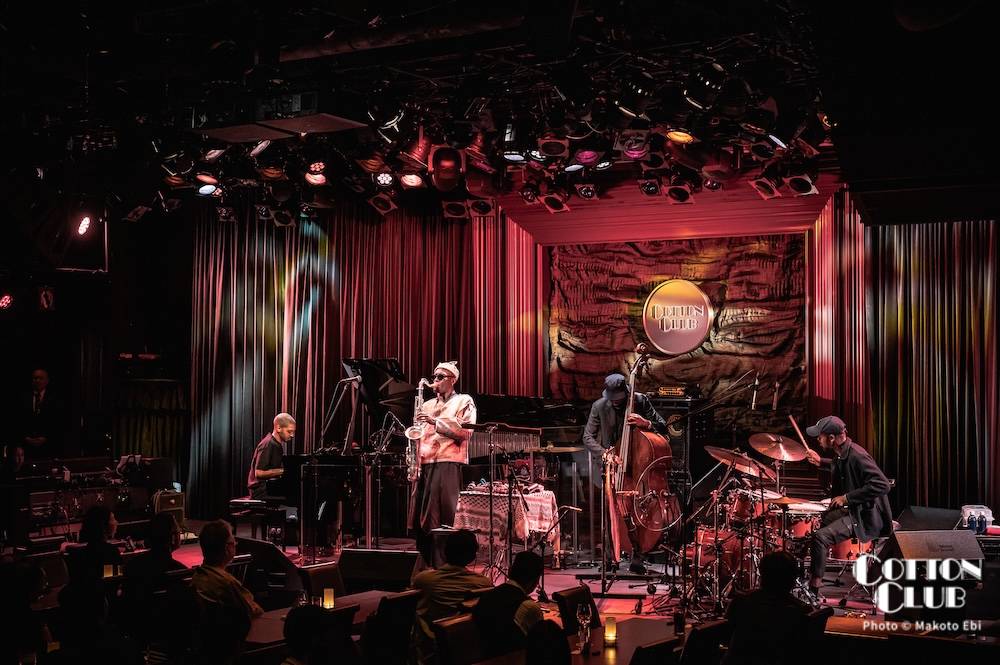 cottonclubjapan's tweet photo. ใ๐ฟ๐ผ๐๐ธ ๐๐ป๐๐๐๐ธใ
๐๐๐๐๐๐ ๐๐๐๐๐๐๐
"๐๐๐ ๐๐๐๐๐ ๐๐ ๐๐ ๐
๐๐๐"
ใขใคใถใคใขใปใณใชใขใผ
2026 4.2 thu., 4.3 fri., 4.4 sat.
ๅ
จใฉใคใดๅ็ใฏใใกใโถ๏ธhttps://t.co/1HEiNNygdx
<Member>
#IsaiahCollier (sax,per)
#ConwayCampbell Jr. (b)
#DavisWhitfield (p)
#TimothyRegis (ds)
Photo by Makoto Ebi
