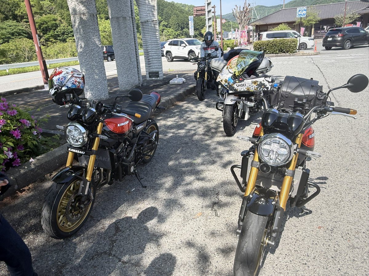 funkytequila's tweet photo. 念願のイトコのねーちゃん夫婦とツーリング🏍️
Z900RS SE限定のペアはさすがに華ある
正直、目立ち具合は完敗やけど
この並び、めっちゃええやん

#鳥取ツーリング #隼駅 #隼駅巡礼 #聖地巡礼 #バイク旅 https://t.co/xSAidJXOD2