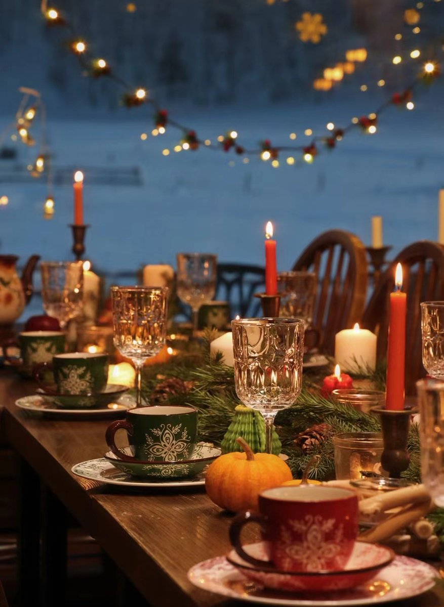 Moon112299's tweet image. Light the candles, pour the wine—tonight’s not just a night, it’s a moment we’ll tuck in our hearts. Happy [节日名称，如：Thanksgiving/Christmas]!  #GatherAndGlow #HolidayMagic