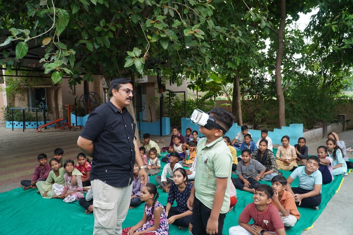 PandyaJank7032's tweet photo. 🚀 Summer Science Camp in full swing!
Students explored Virtual Reality (VR), created their own mini projects, dived into space science tutorials, and learned the basics of robotics 🤖✨
Learning by doing — sparking curiosity, creativity, and innovation every day! 
@InfoGujcost https://t.co/DhScMBA0ad