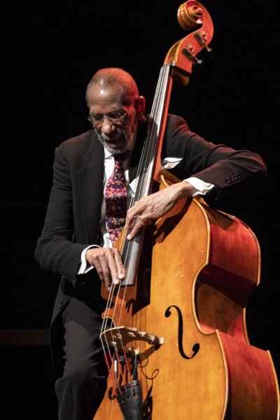 jazztimemusic's tweet image. Hoy cumple 89 años el legendario contrabajista y compositor Ron Carter, miembro del quinteto de Miles Davis, ha colaborado en más de 3500 álbumes, el contrabajista con más grabaciones en la historia del jazz. ¡¡¡Happy Birthday Ron Carter!!!. #jazz #bass #legend #RonCarter