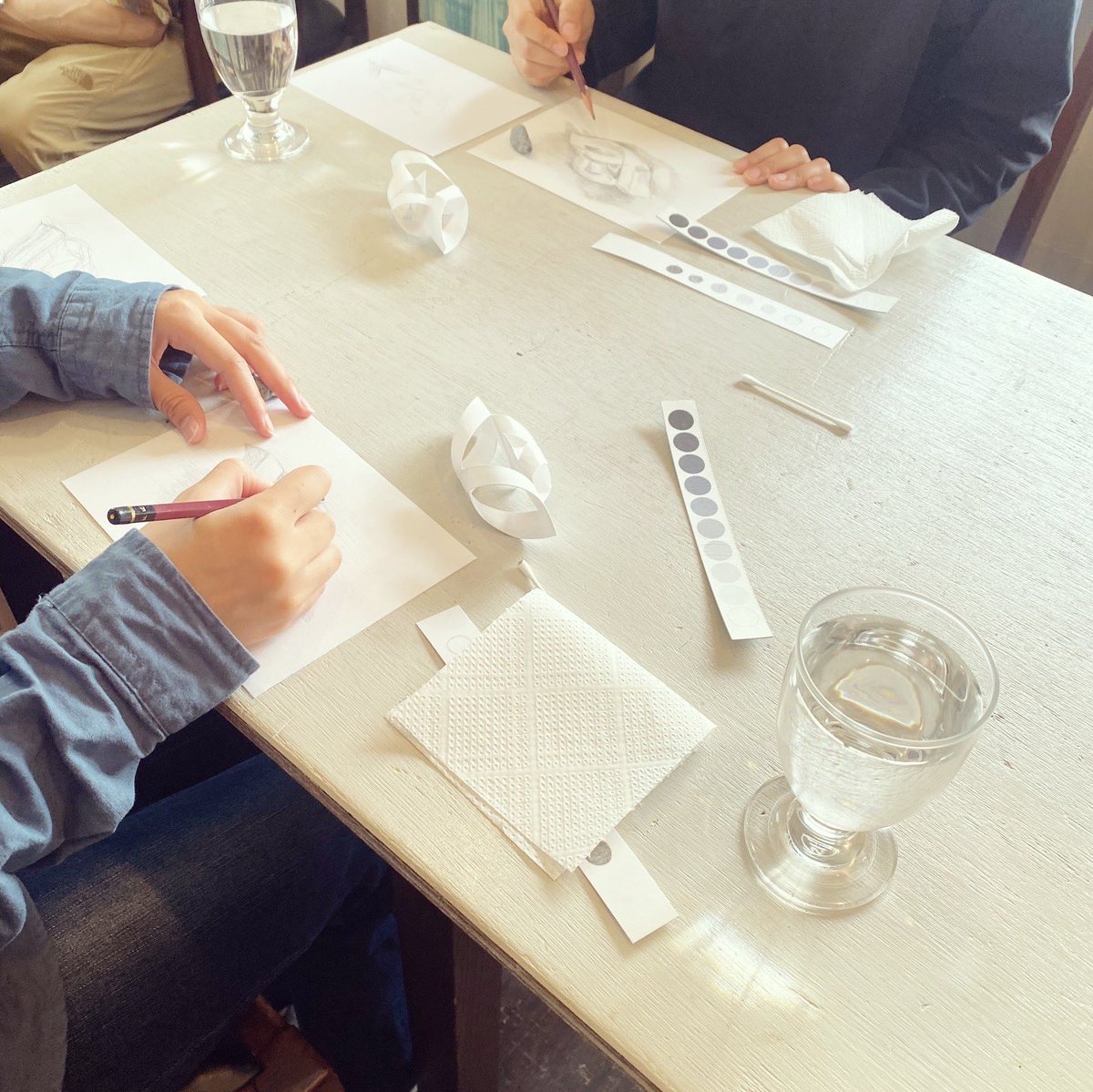 MaiSuzno's tweet photo. 辻堂「おもて珈琲 @omotecoffee 」さんにて
10:00〜12:00
ドリンク&amp;ケーキ付き
一般 ¥2,700
小学生¥2,200

“絵を描く”という特別な時間を
ゆったりとすごして
自分の表現を楽しみましょう

どなたさまも
お気軽にご参加ください

おもてさん店内で開催中
STROLLER展示で
恐竜の骨を手に入れました♩ https://t.co/WIMtxtSg31