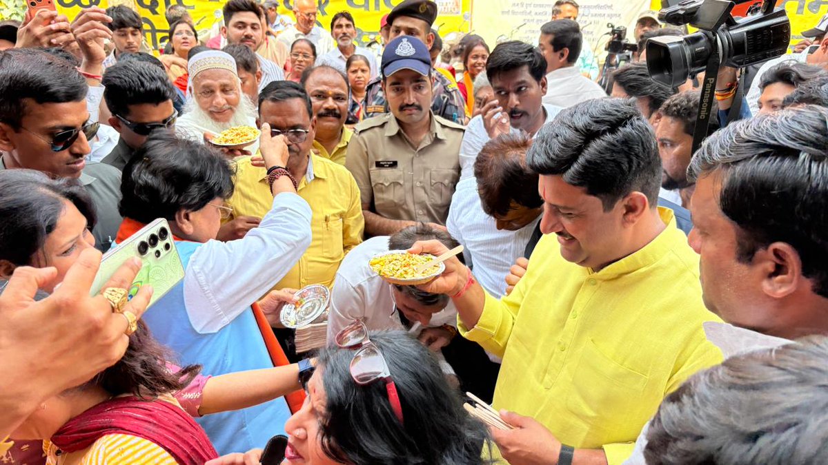 झालमुड़ी संग जीत का उत्सव !!!

पश्चिम बंगाल के रुझानों ने देशवासियों को ऊर्जा से भर दिया है। इसी उल्लासपूर्ण क्षण में आज इंदौर में भारतीय जनता पार्टी परिवार के साथ मिलकर खुशियां साझा कीं। झालमुड़ी के स्वाद ने उमंग, उत्सव और उल्लास को दोगुना कर दिया। 

जय भाजपा, विजय भाजपा 🪷
