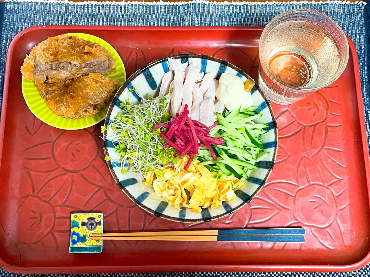 蒸し暑かったから冷やし中華始めた。
どうしたら、冷やし中華って美味しそうに作れるんだろ。
錦糸卵がいつもヒモみたいっていうか、きしめんみたいになる。
もう、いっそのことスクランブルエッグとかゆで卵にしたらええんかも。
愛知県民は、冷やし中華には絶対マヨだよね。