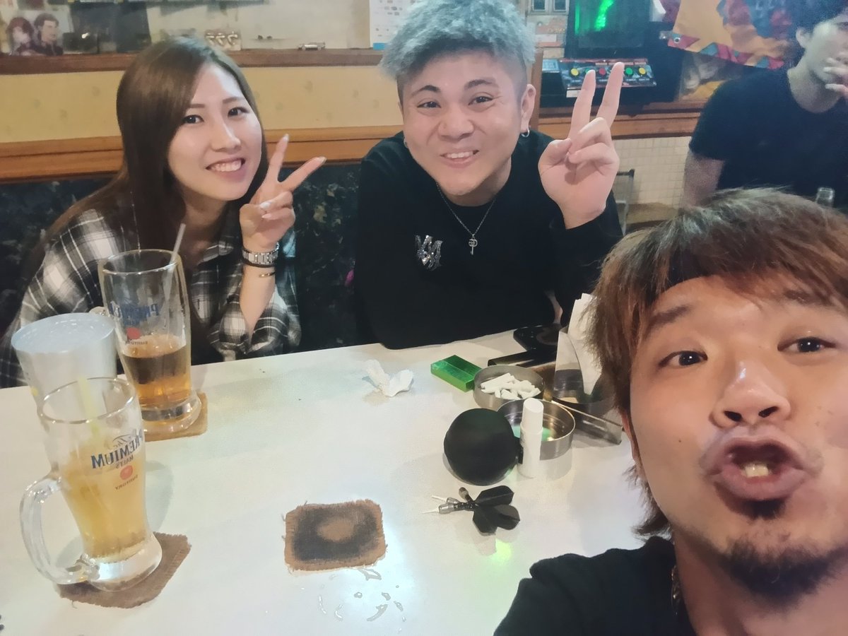 shou_tera's tweet photo. 昨日もたま〜る楽しかった🥰
ダーツボコボコにされてキーホルダー購入させていただきました(笑) https://t.co/k2n7QAX8yp
