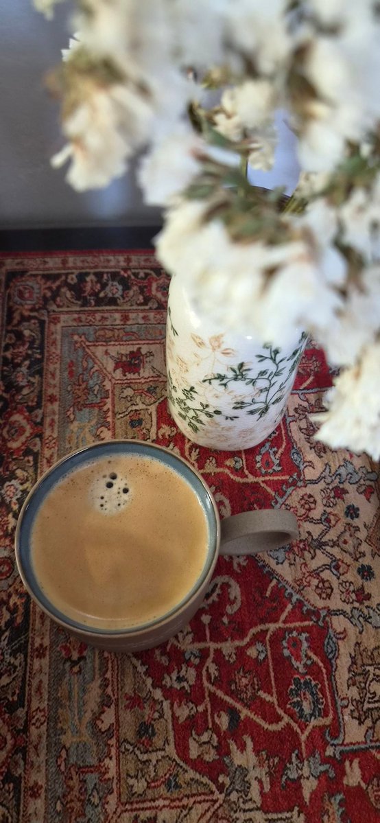 fatimaqader_'s tweet image. النعمة أَحياناً تكون على هيئة 
وقت لطيف تستمتع فيه بمزاج رايق🤎 #homeoffice