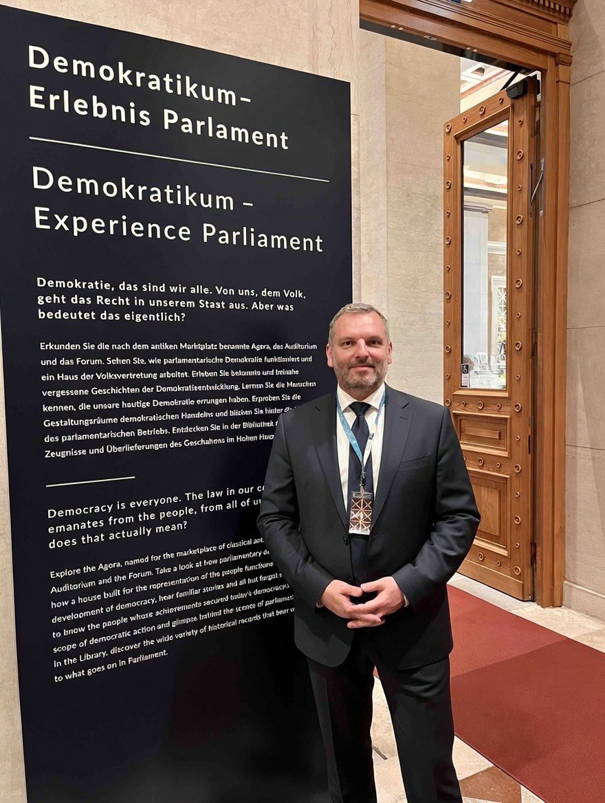 Machynak_M's tweet photo. Měl jsem možnost navštívit parlamentní knihovnu v Rakousku.  Je fascinující vidět, jak velkou roli hrají znalosti, historie a kontext při rozhodování o věcech, které ovlivňují naše každodenní životy. https://t.co/BJ1bN5gad2
