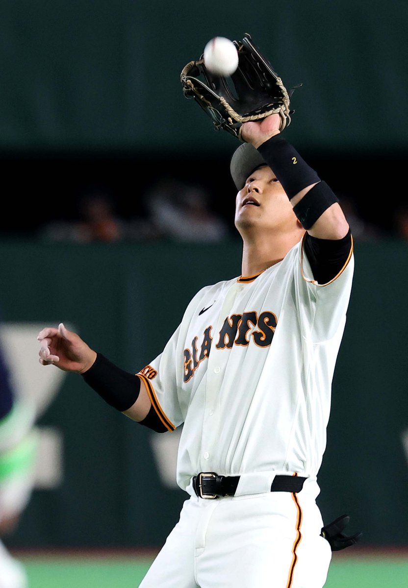 TokyoGiants's tweet photo. 【一回表】巨人 0-0 ヤクルト

セカンドフライをキャッチする #吉川尚輝 選手 https://t.co/A1INhjYO2t