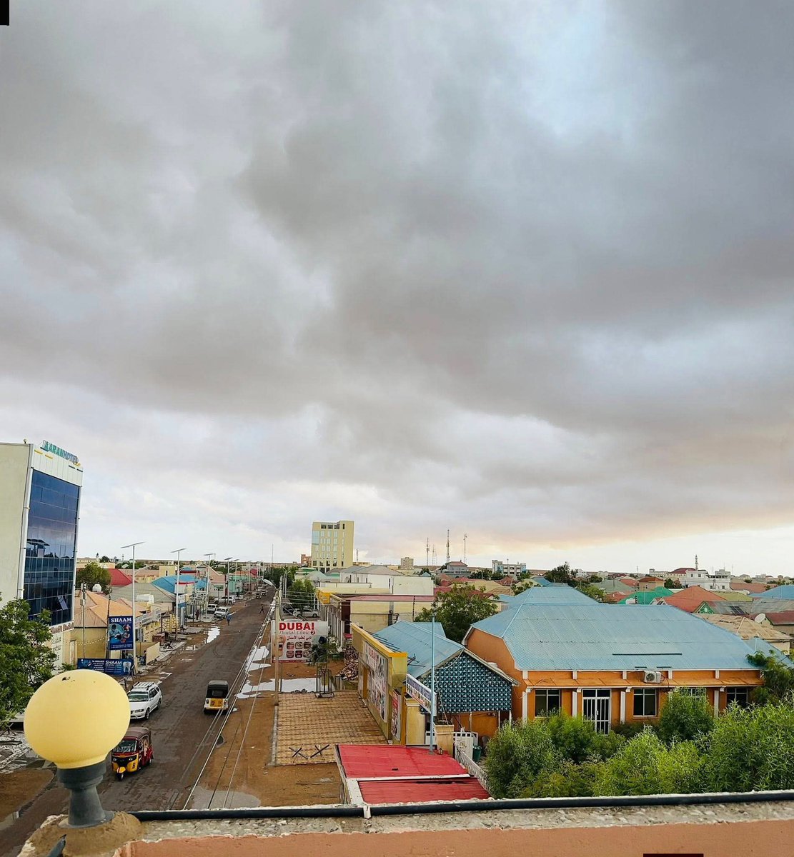 GaroweOnline's tweet image. Pictures capturing the essence of Garowe at daybreak. From the golden morning light hitting the streets to the modern skyline and the calm bird's-eye view of the city under morning clouds. The capital of Puntland stands clean and proud as a new day begins. #Somalia