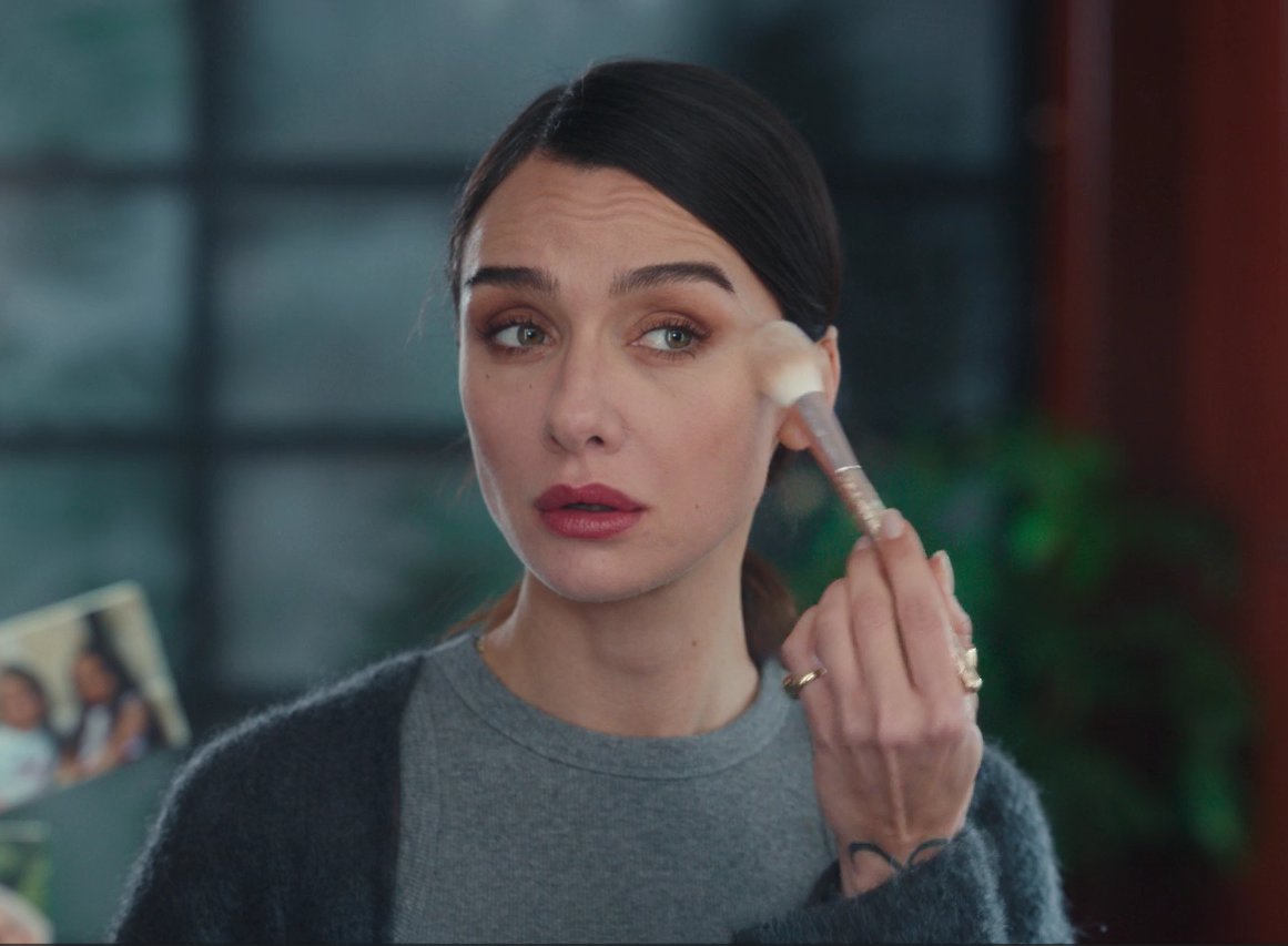 E se Birce si gode ancora il mare 🌊 e i bei paesaggi io come Lale sono più operativa che mai e senza vista mare 😭 perciò buona settimana con Lale Kiran 💅💄
#BirceAkalay #KuşUçuşu #AsTheCrowFlies #Ambizione
