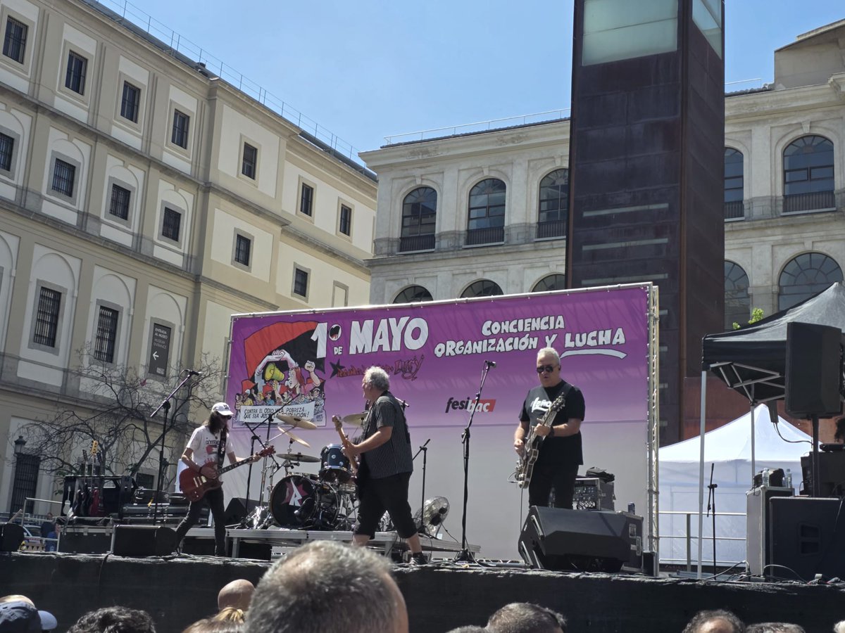 ttycc_intelcia's tweet photo. A pesar de los impedimentos y troles varios, un año más, un 1 de Mayo más salimos a las calles reivindicando, luchando y demostrando que el 1 de Mayo sigue siendo de la clase obrera. Esto no hubiera sido posible sin la participación de todas, todos y todxs. #ttycc 
Gracias. https://t.co/97dDk1NhW0