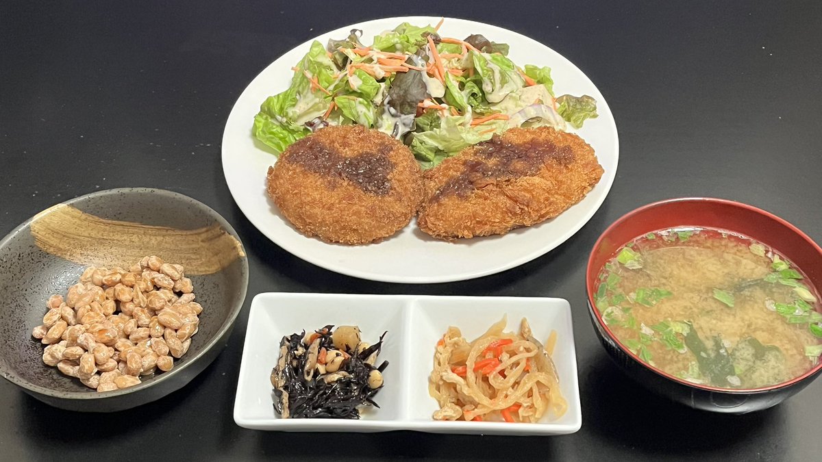 zzsasaki705's tweet image. 今日の晩ご飯なのﾆﾔﾝ🎵

メンチカツ、コロッケ、ひじき煮、切り干し大根、サラダ、納豆、味噌汁

今日も美味しく頂いたのﾆﾔﾝ🎵

#晩ご飯 #dinner