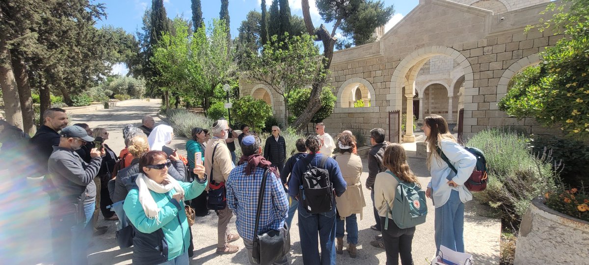 MSarrabia's tweet photo. Emouvante manifestation de soutien israélien à la sœur religieuse chrétienne, agressée hier par un extrémiste juif en vieille ville de Jérusalem.
La violence, l'intolérance et le racisme trahissent la parole de la Torah.
Apportons notre Lumière dans l'obscurité
תג מאיר https://t.co/Np1NEETgLZ