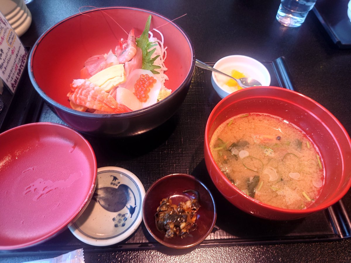 sktkrtw24's tweet photo. 河岸の市で海鮮丼食べた https://t.co/uM5i3zhySt