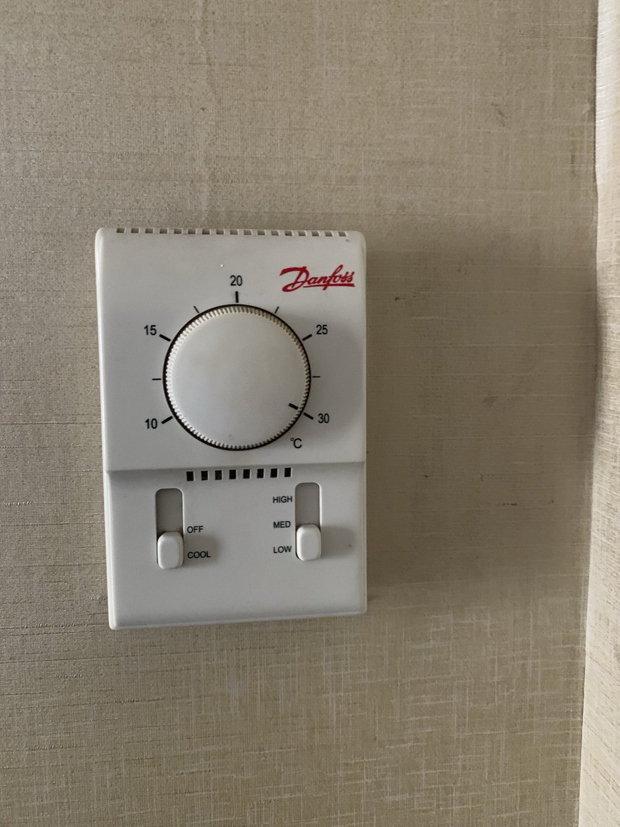 aristo1688's tweet photo. ヒルトンアソークの良かった点

謎のウォシュレットがあった💩（助かった）

悪かった点

冷房がダイヤルで調整式
Low 30度設定にしても夜中がめちゃくちゃ寒くて寝れない🥶🥶 https://t.co/JYkFZvBpQA