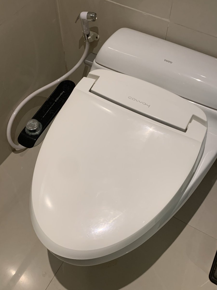 aristo1688's tweet photo. ヒルトンアソークの良かった点

謎のウォシュレットがあった💩（助かった）

悪かった点

冷房がダイヤルで調整式
Low 30度設定にしても夜中がめちゃくちゃ寒くて寝れない🥶🥶 https://t.co/JYkFZvBpQA
