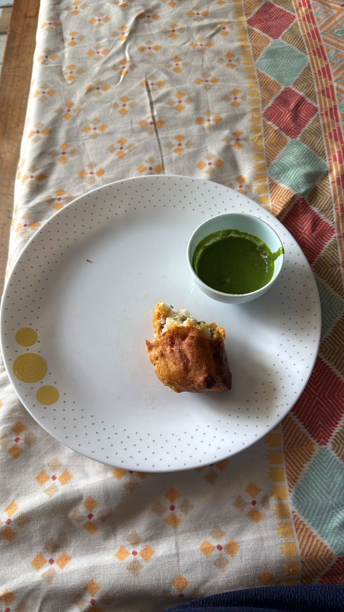 M_Lekhi's tweet photo. This afternoon celebrating Bengal by savouring Alur chop and Beguni bhaja. https://t.co/AzKXgSWYpK