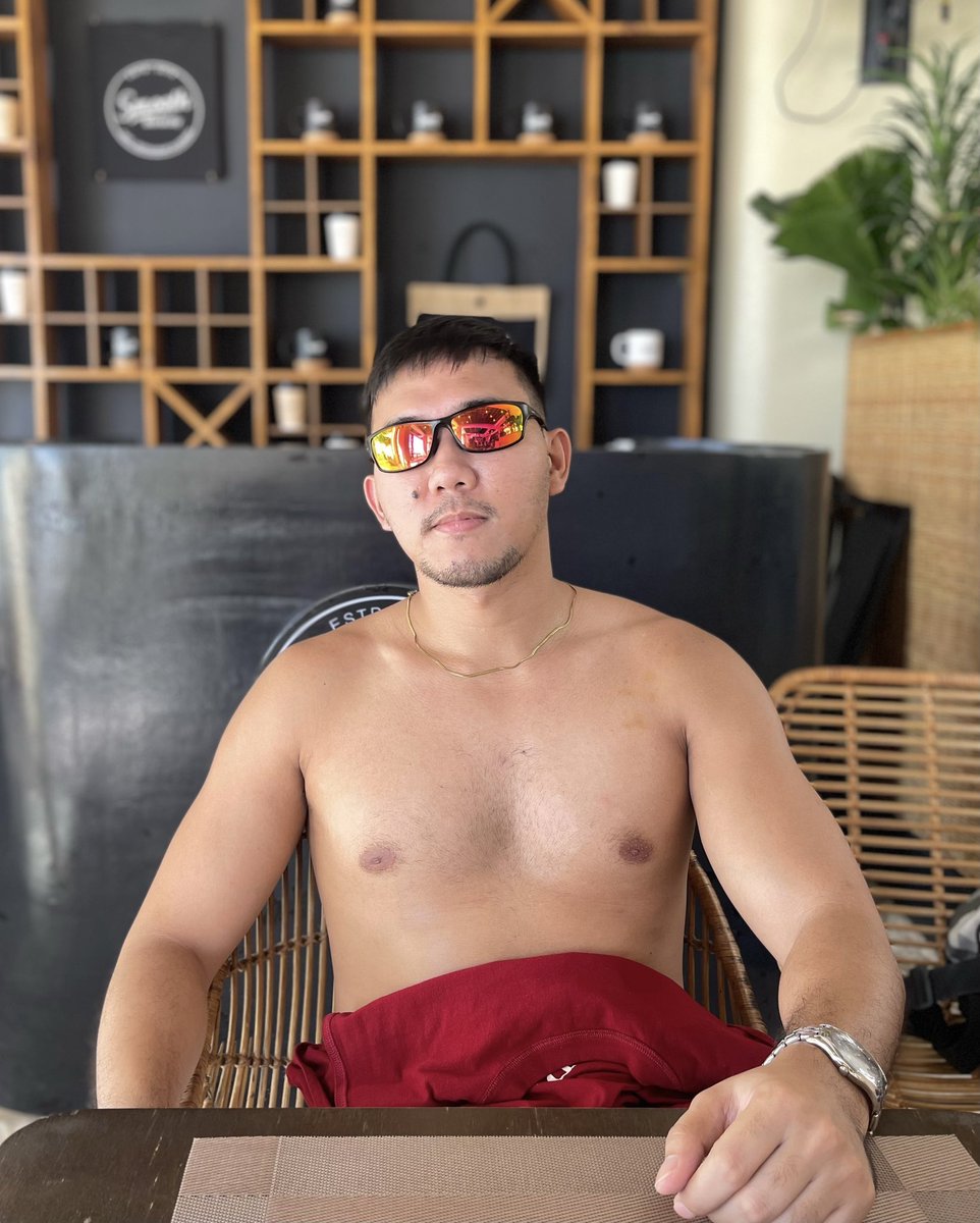 dongjuan97's tweet photo. Out of office. Into the sun. ☀️ 🏝️ 🌊 #HappyMonday #DNDMode #Boracay https://t.co/9YcgL39Cs1