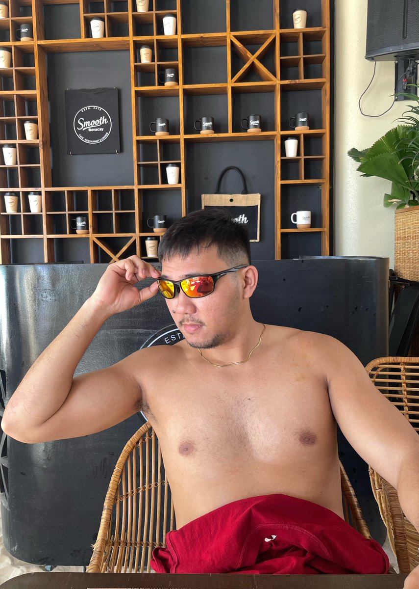 dongjuan97's tweet photo. Out of office. Into the sun. ☀️ 🏝️ 🌊 #HappyMonday #DNDMode #Boracay https://t.co/9YcgL39Cs1