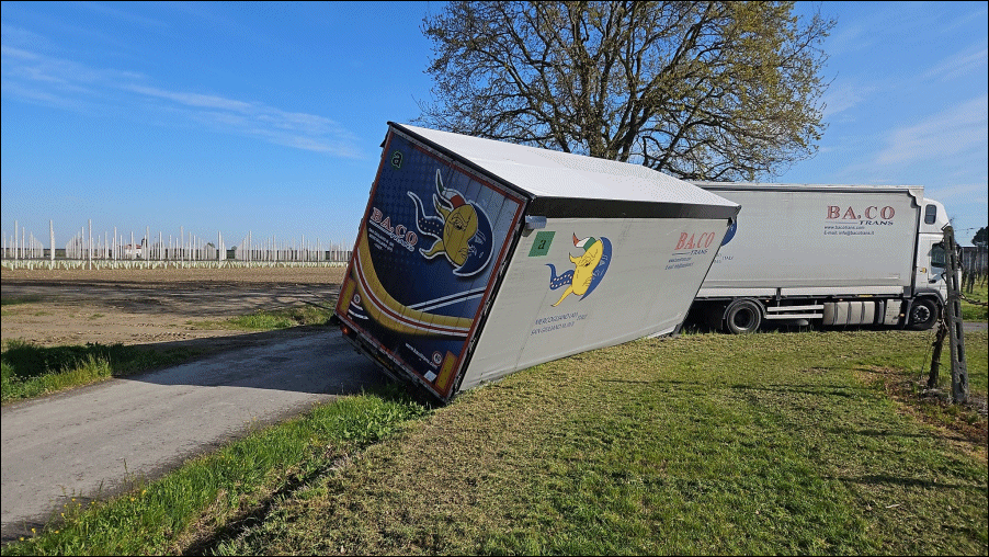 faenzanet's tweet photo. Ancora un  incidente in via Palazzone, a Saldino, dove un autoarticolato è finito  fuori carreggiata rimanendo in bilico sul fosso.  La strada, troppo stretta per i  rimorchi, continua a essere una trappola per i camionisti, spesso  traditi dai navigatori. https://t.co/coAUKO0nPW