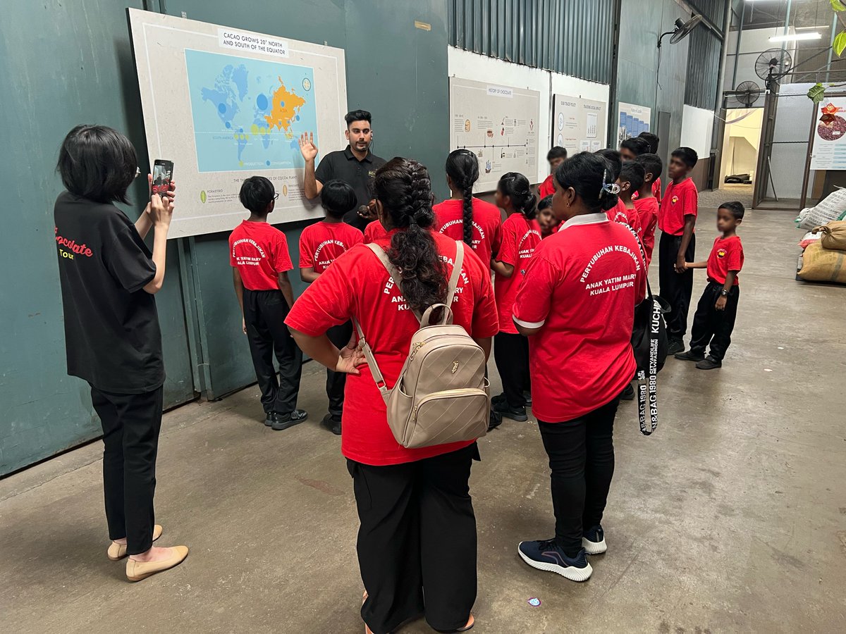 HisenseMalaysia's tweet image. Smiles, laughter &amp;amp; a whole lot of chocolate! 🍫

✨ On April 12, we brought the wonderful kids from Pertubuhan Kebajikan Anak Yatim Mary KL for a fun factory tour &amp;amp; DIY chocolate workshop at Benns Ethicoa.
#HisenseMalaysia #Quality #Technology #InnovatingaBrighterLife