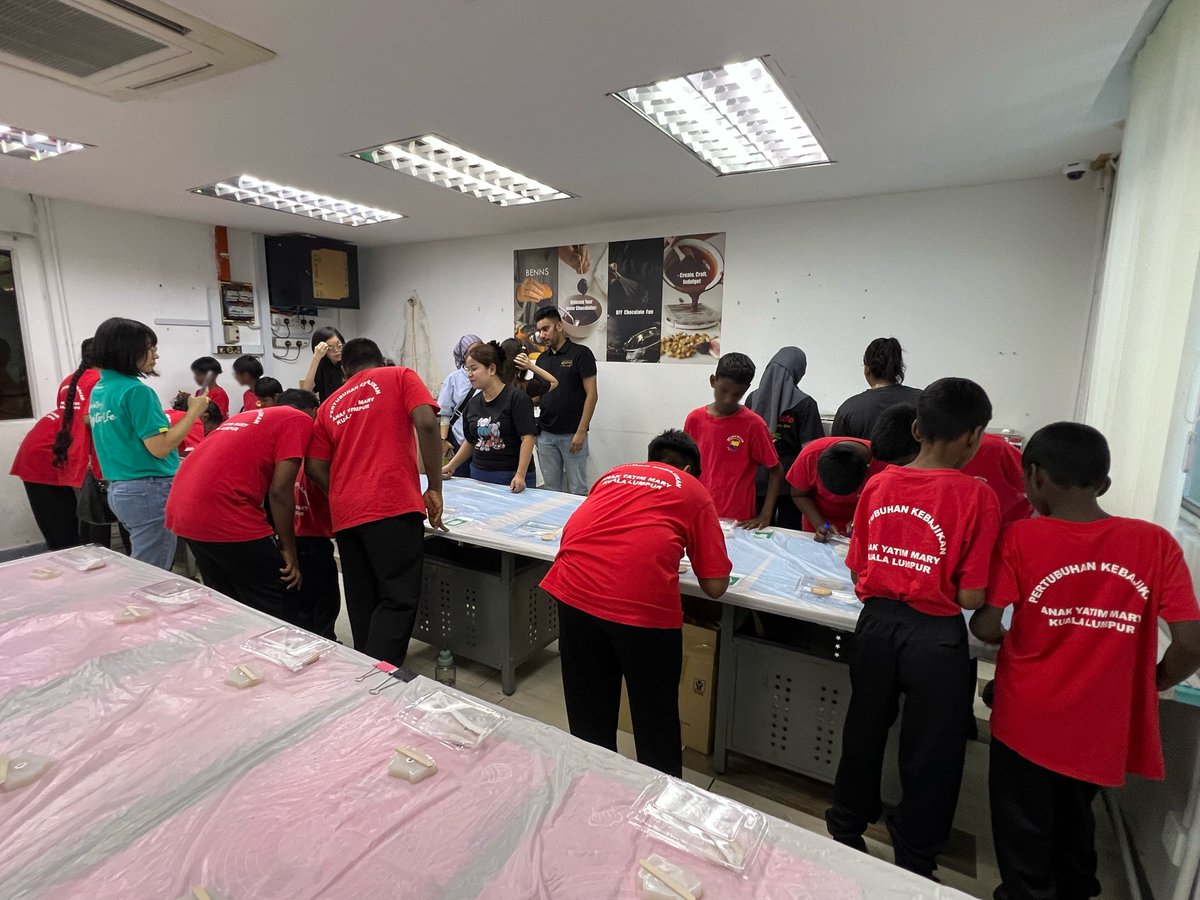 HisenseMalaysia's tweet image. Smiles, laughter &amp;amp; a whole lot of chocolate! 🍫

✨ On April 12, we brought the wonderful kids from Pertubuhan Kebajikan Anak Yatim Mary KL for a fun factory tour &amp;amp; DIY chocolate workshop at Benns Ethicoa.
#HisenseMalaysia #Quality #Technology #InnovatingaBrighterLife