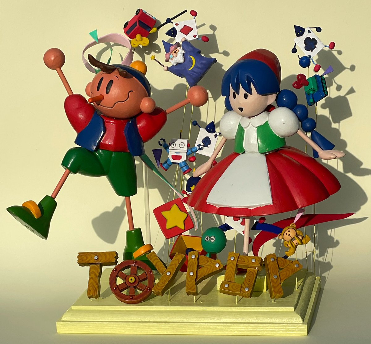 トイポップのフィギュア（作・故あいりんく氏）の修理が完了。地震から10年間放ったらかしでゴメン！
今回、人形の修理と並行して飾りの小物を作りました。20年ほど前「こういう背景を作りたい」と提案したとき、いいねえと云ってくれたものの、当時の私には難しくて断念してます。見せたかったなあ。
